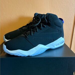 Jordan Men's Black and Blue Sneakers